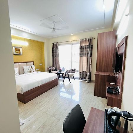 Hotel The Luxe 18 - Golf Course Road คูร์เคาน์ ภายนอก รูปภาพ