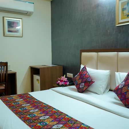 Hotel The Luxe 18 - Golf Course Road คูร์เคาน์ ภายนอก รูปภาพ