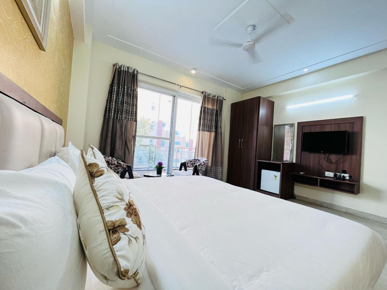 Hotel The Luxe 18 - Golf Course Road คูร์เคาน์ ภายนอก รูปภาพ