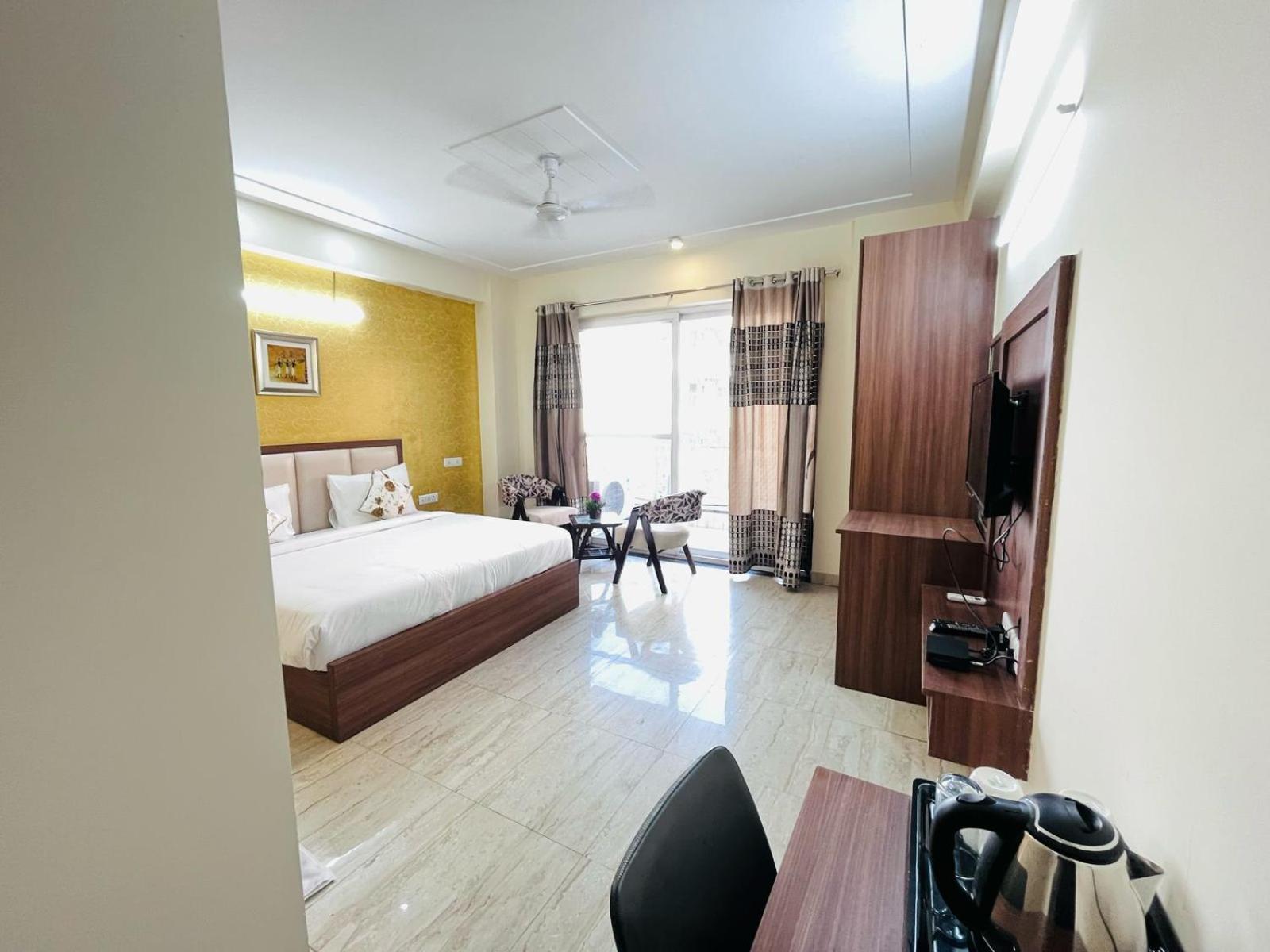 Hotel The Luxe 18 - Golf Course Road คูร์เคาน์ ภายนอก รูปภาพ