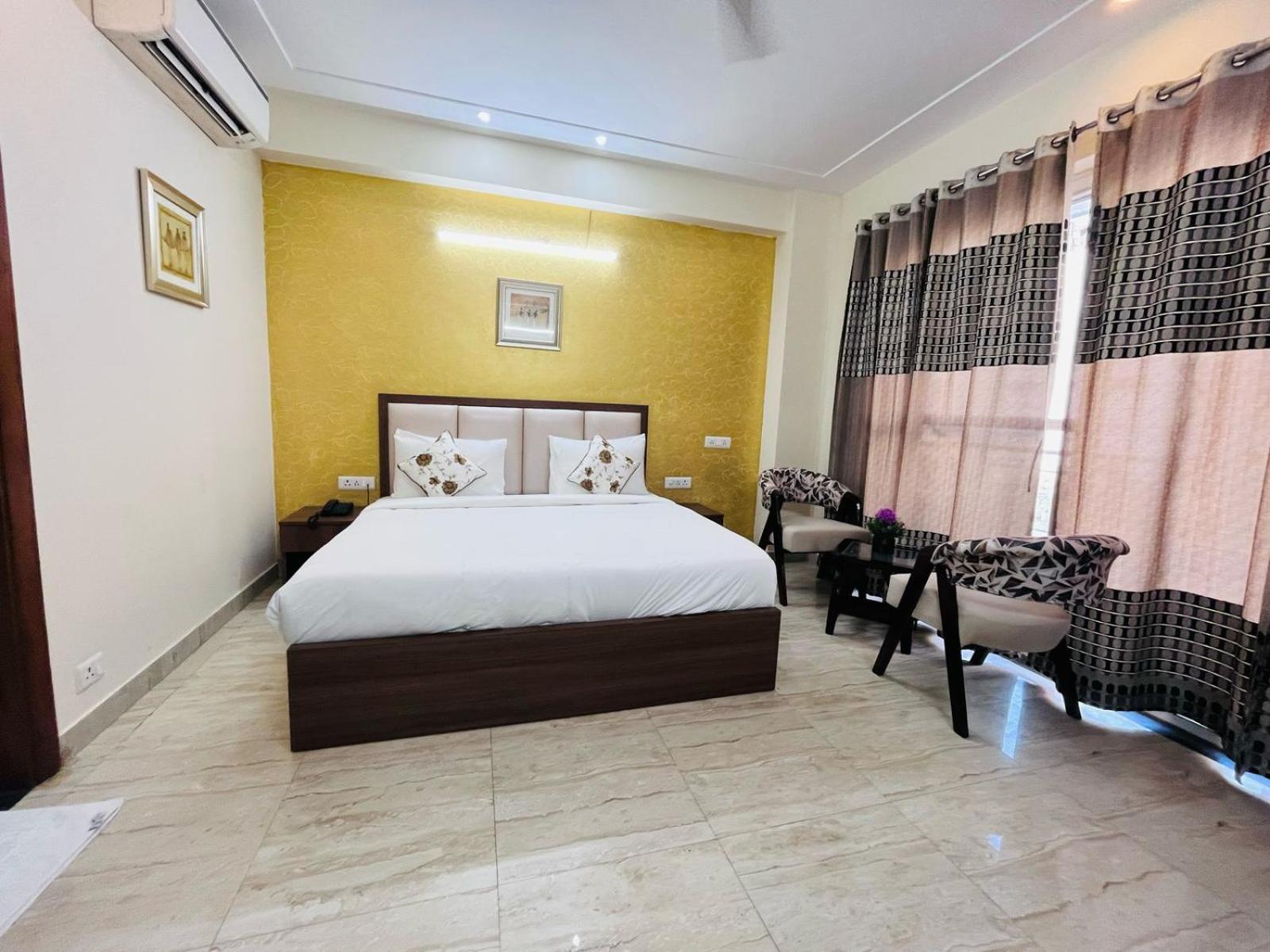 Hotel The Luxe 18 - Golf Course Road คูร์เคาน์ ภายนอก รูปภาพ