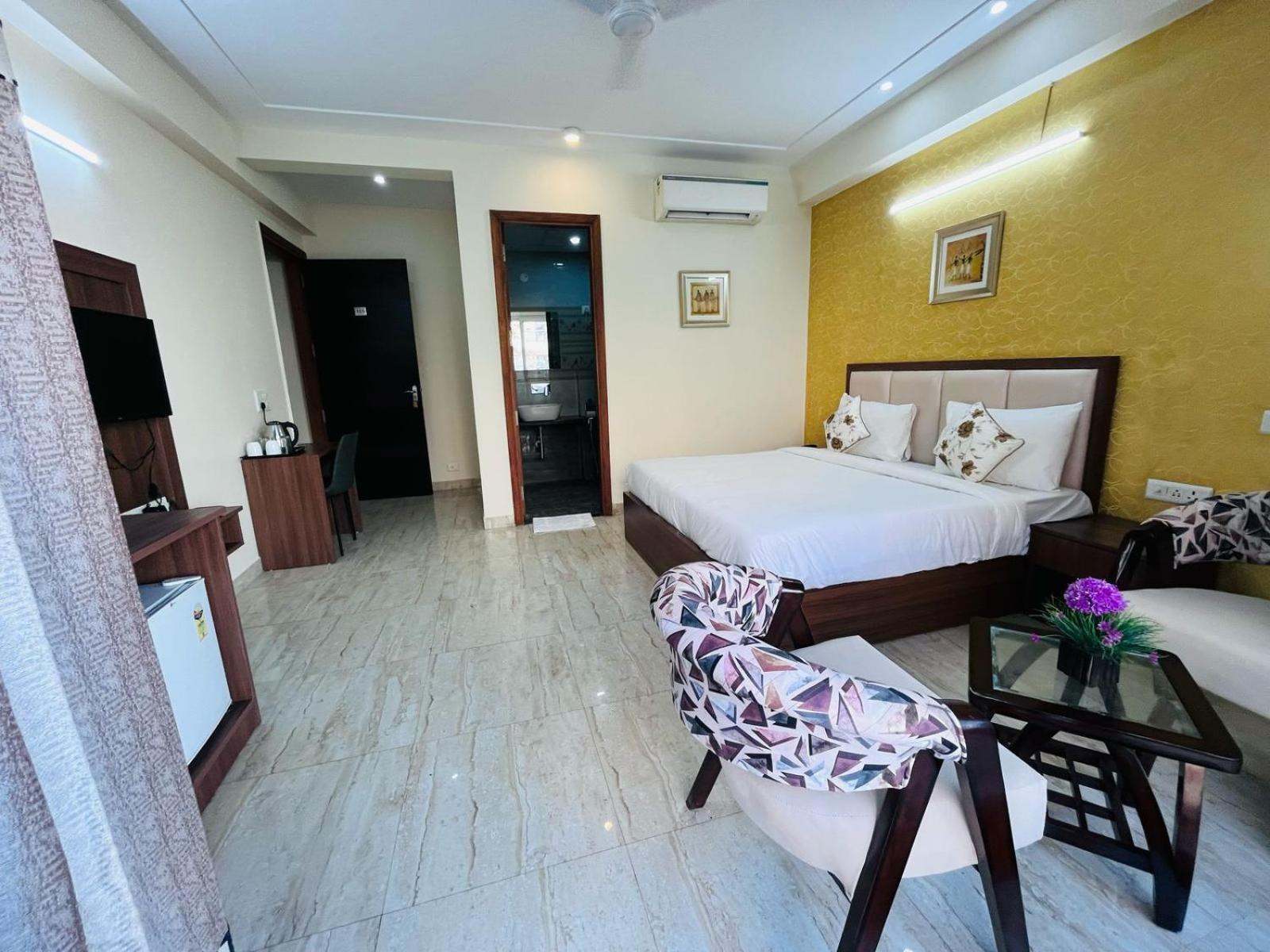 Hotel The Luxe 18 - Golf Course Road คูร์เคาน์ ภายนอก รูปภาพ