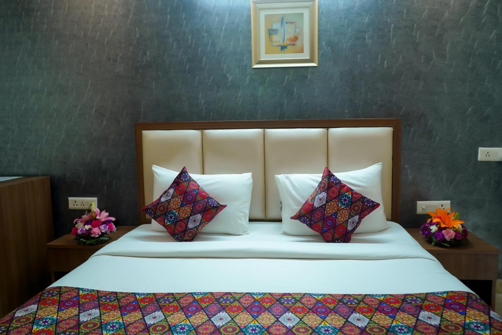 Hotel The Luxe 18 - Golf Course Road คูร์เคาน์ ภายนอก รูปภาพ