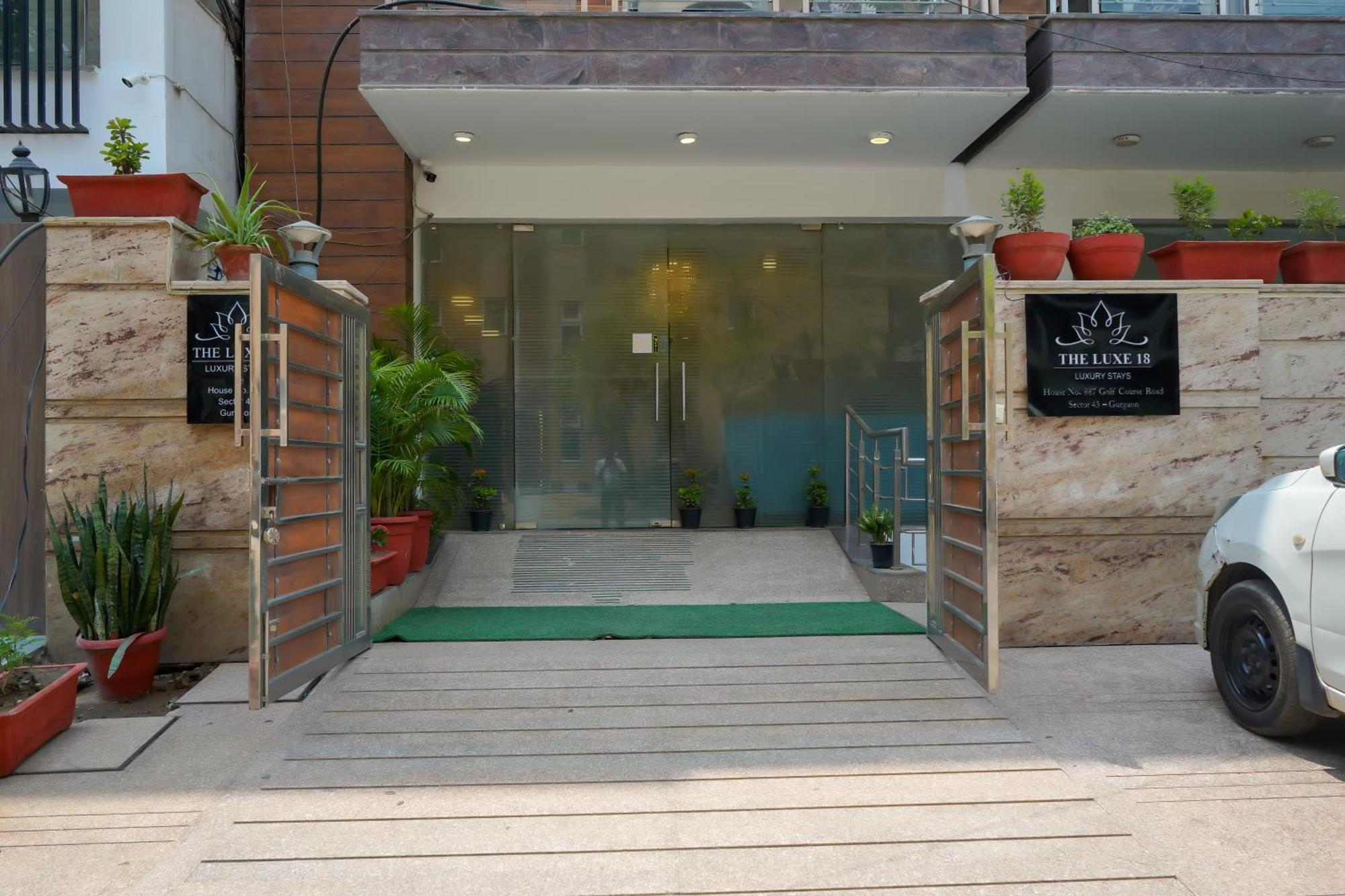 Hotel The Luxe 18 - Golf Course Road คูร์เคาน์ ภายนอก รูปภาพ