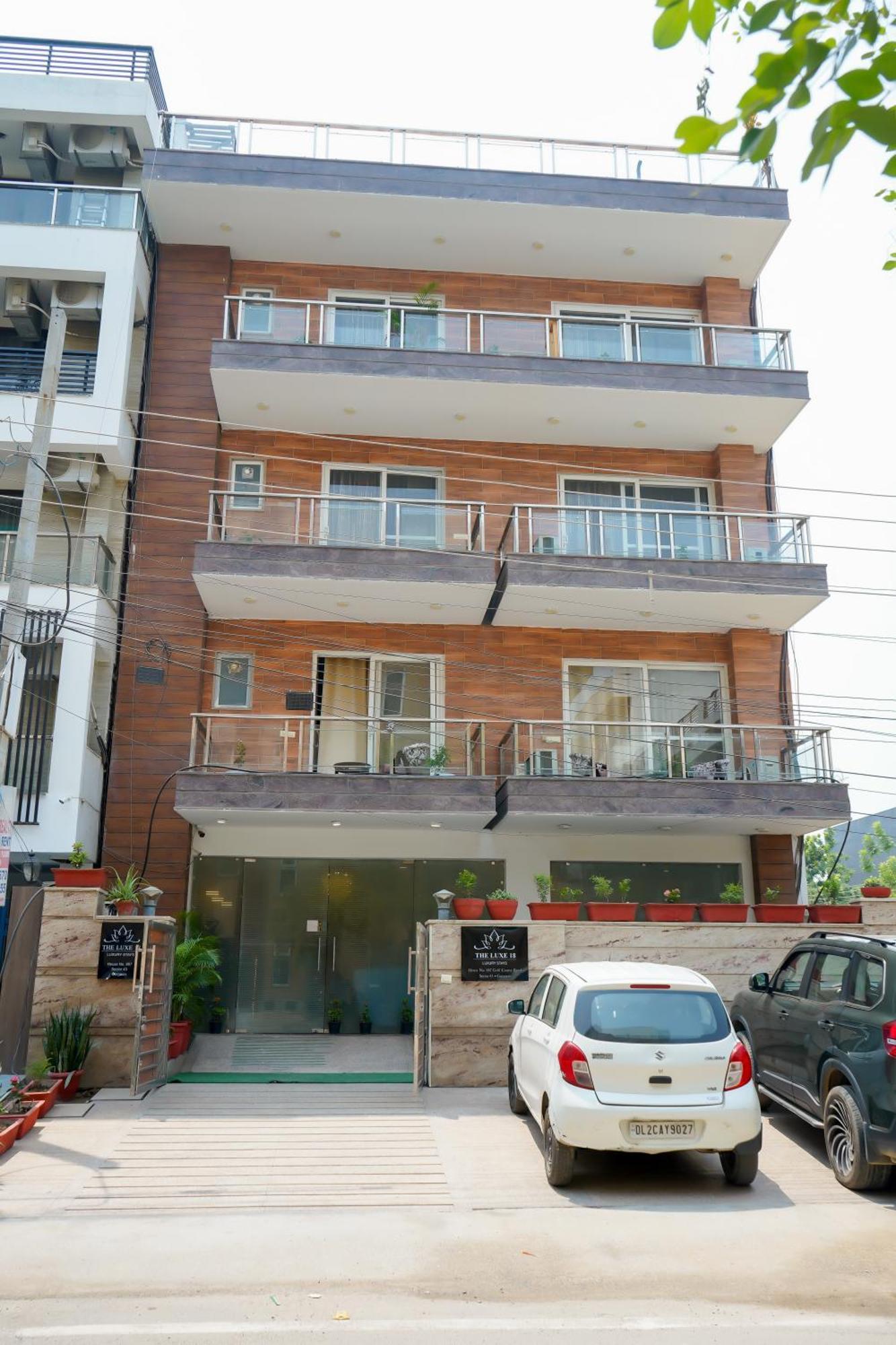 Hotel The Luxe 18 - Golf Course Road คูร์เคาน์ ภายนอก รูปภาพ