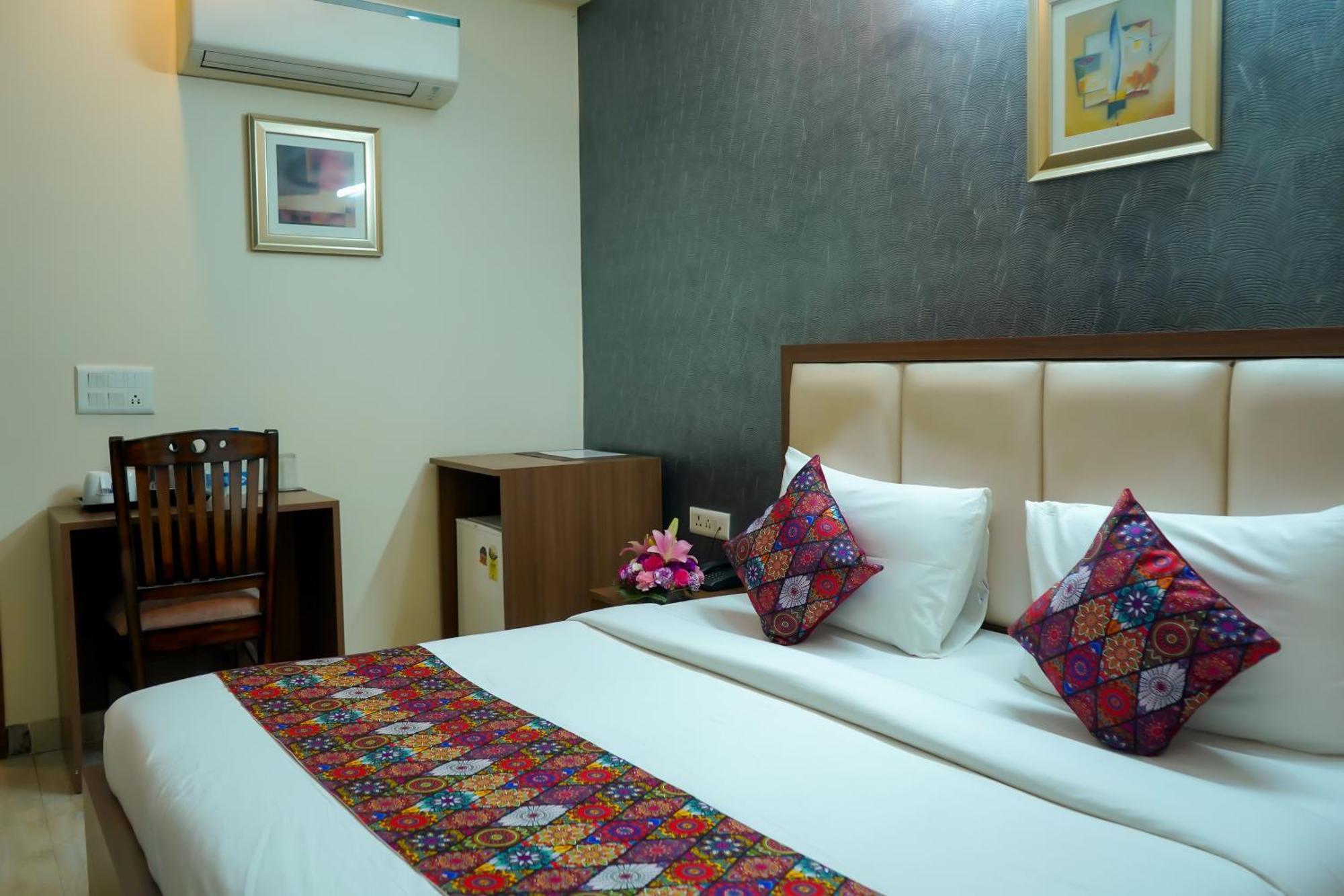 Hotel The Luxe 18 - Golf Course Road คูร์เคาน์ ภายนอก รูปภาพ