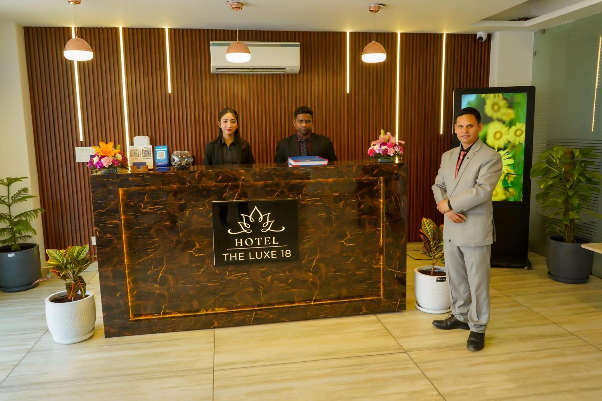 Hotel The Luxe 18 - Golf Course Road คูร์เคาน์ ภายนอก รูปภาพ