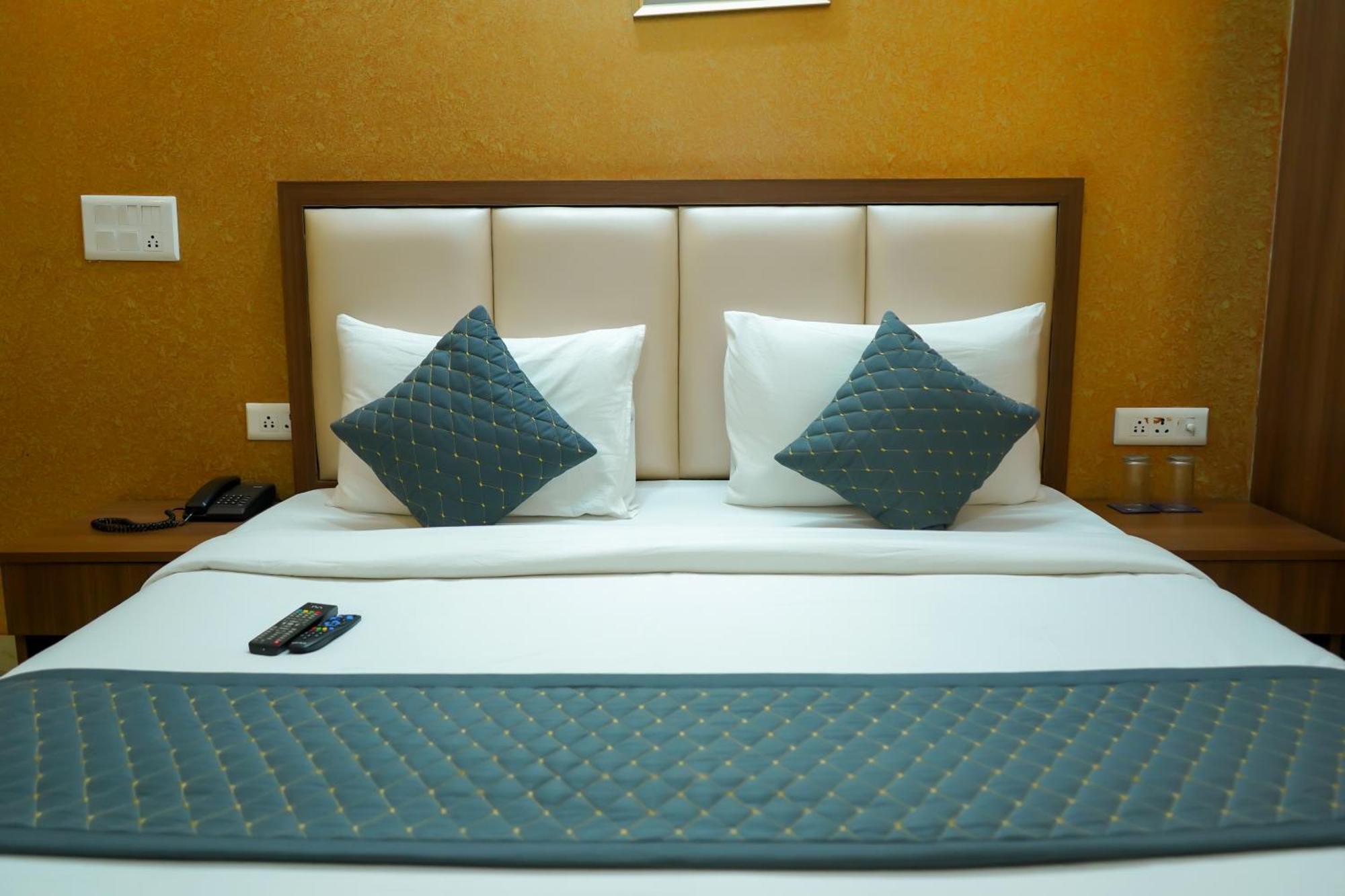 Hotel The Luxe 18 - Golf Course Road คูร์เคาน์ ภายนอก รูปภาพ