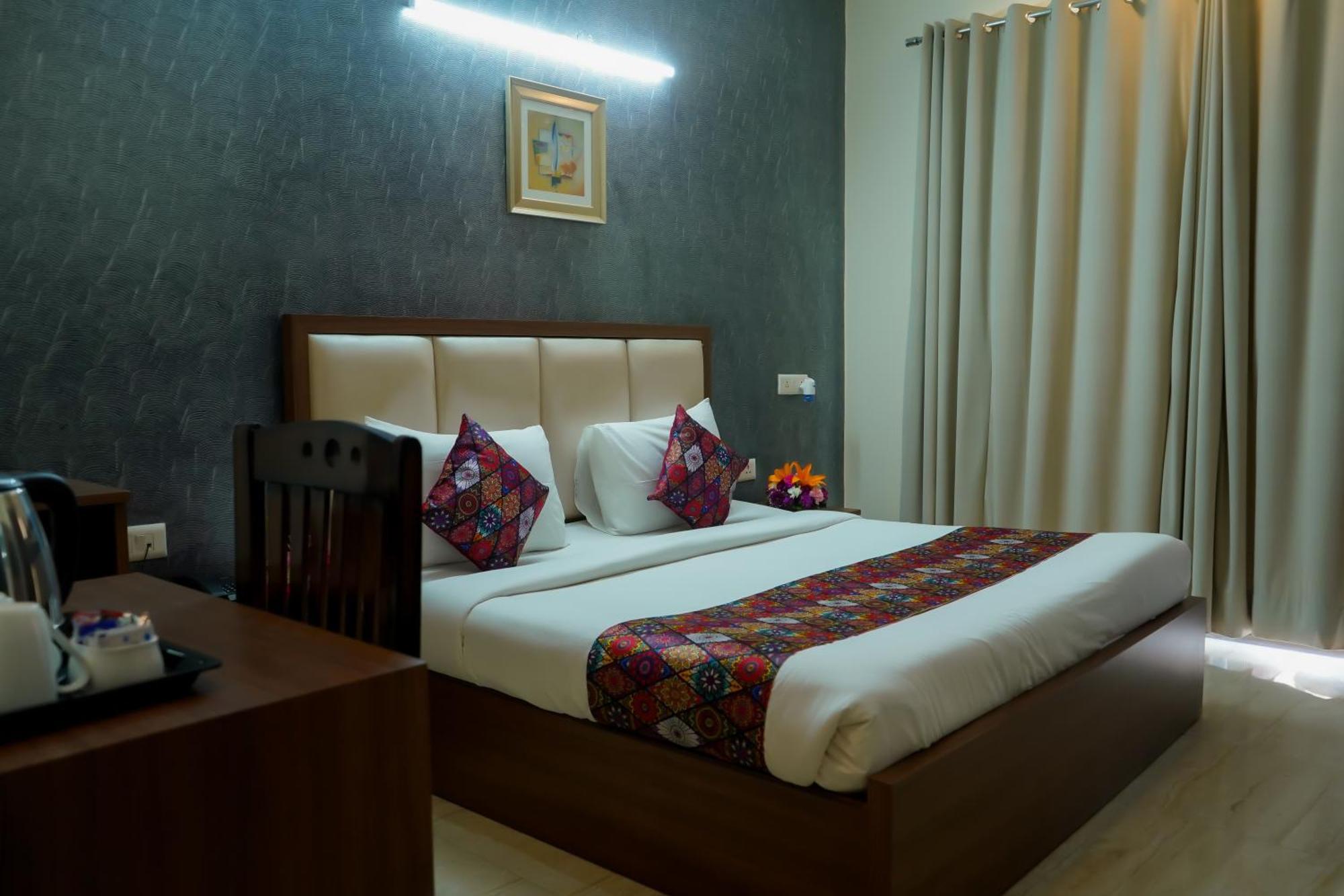 Hotel The Luxe 18 - Golf Course Road คูร์เคาน์ ภายนอก รูปภาพ