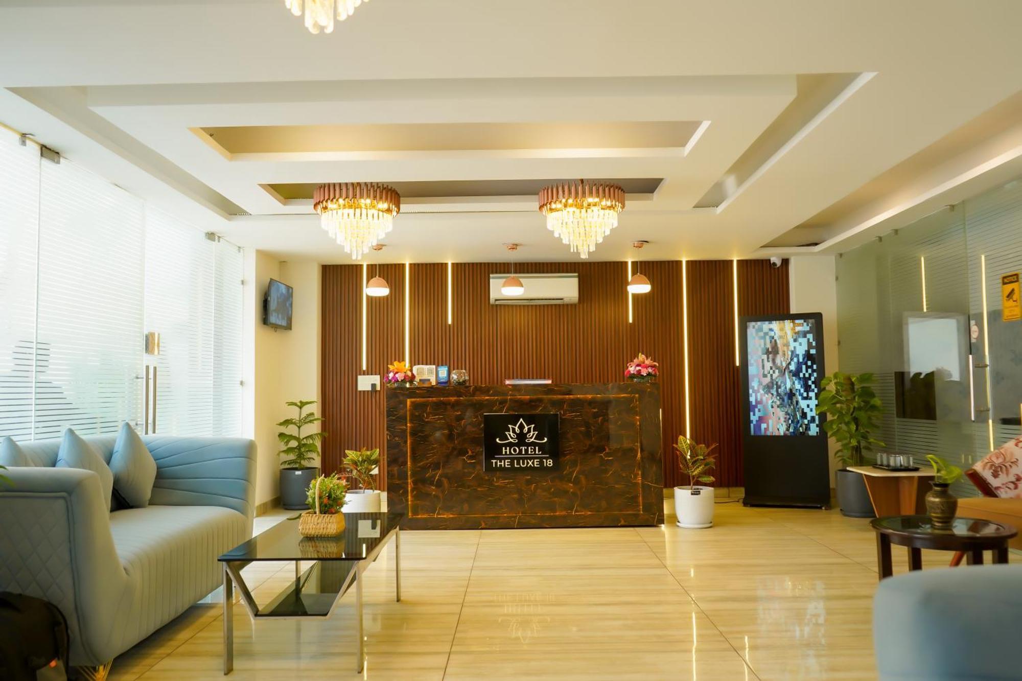 Hotel The Luxe 18 - Golf Course Road คูร์เคาน์ ภายนอก รูปภาพ