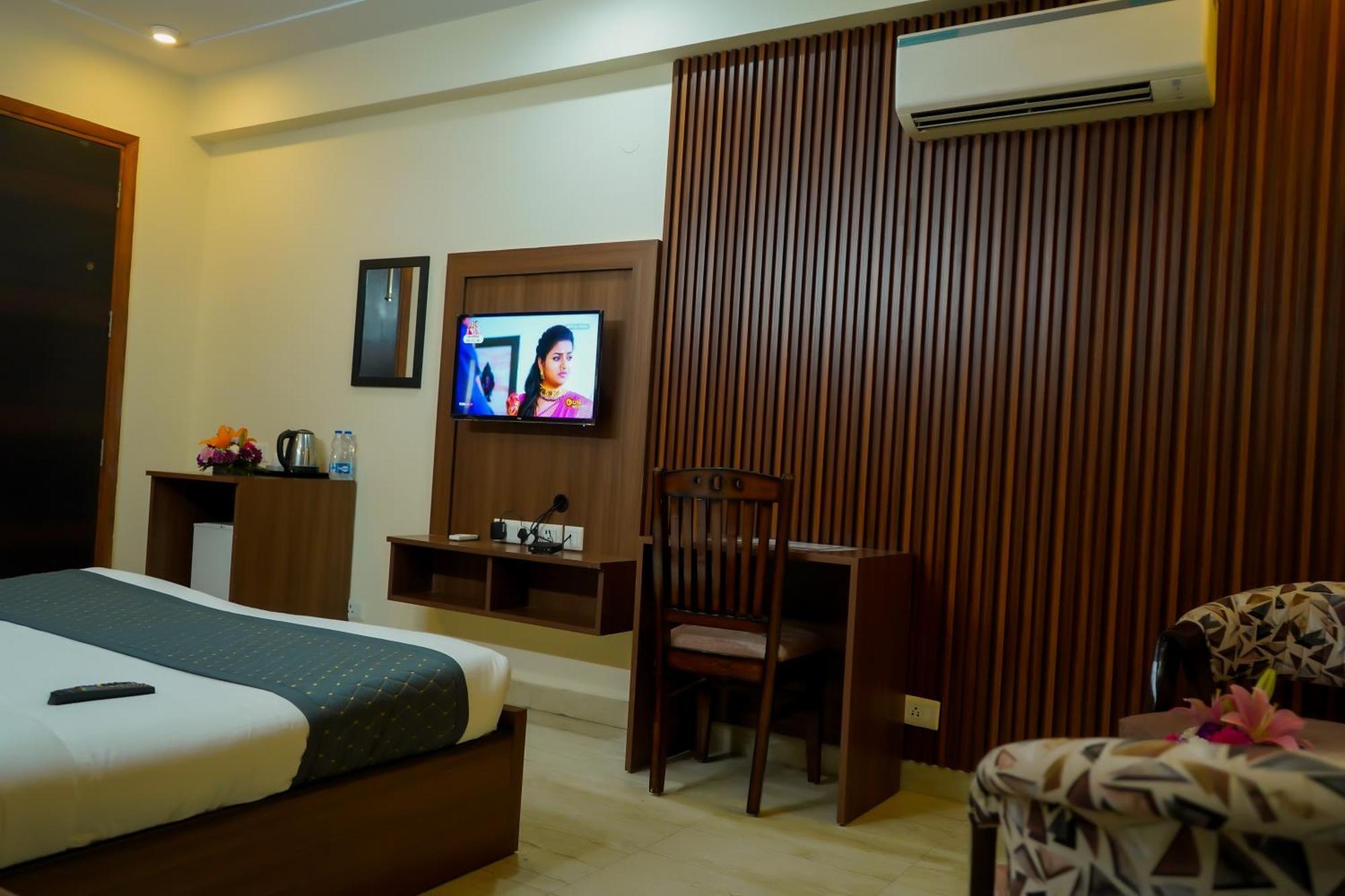 Hotel The Luxe 18 - Golf Course Road คูร์เคาน์ ภายนอก รูปภาพ