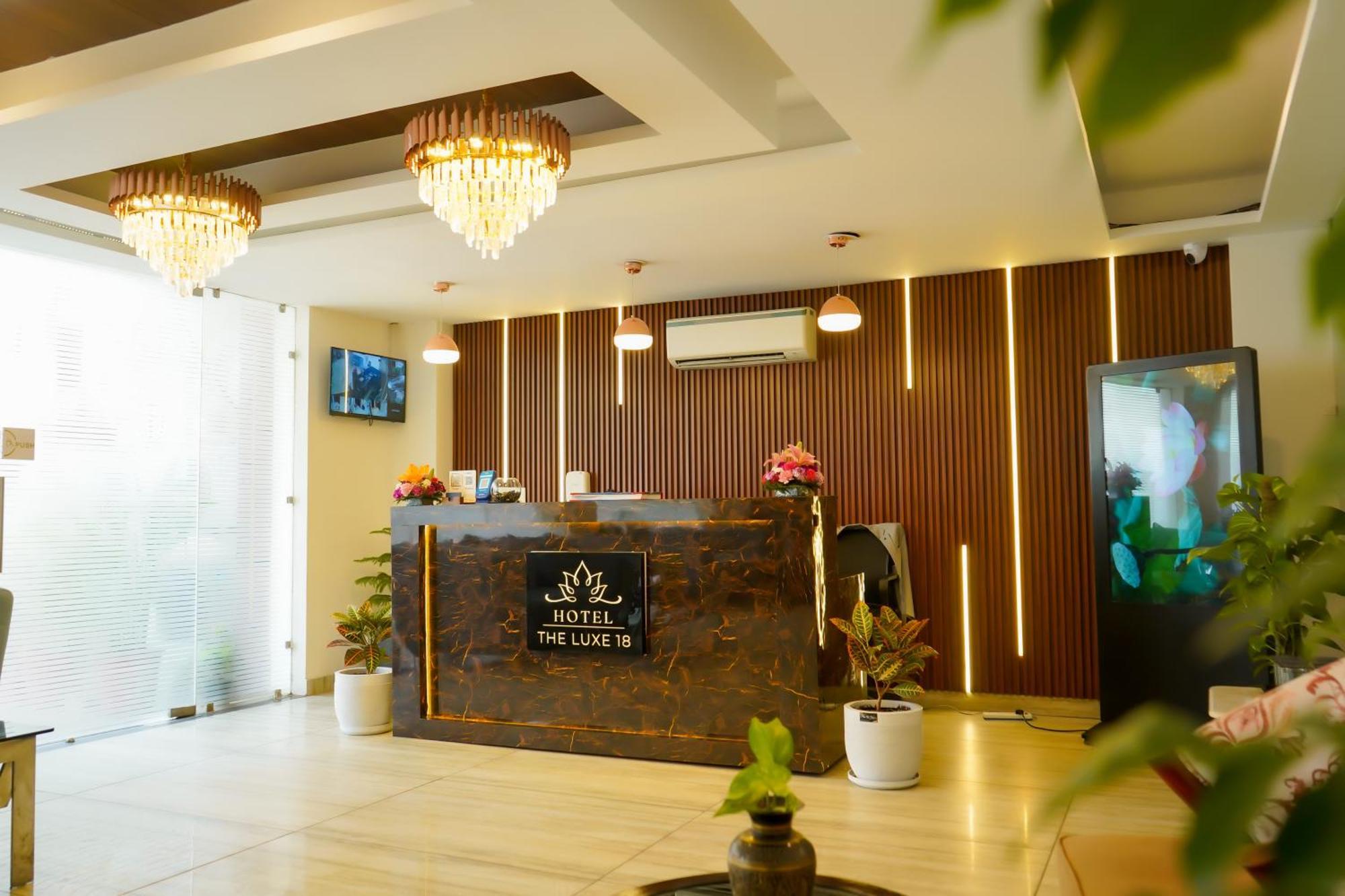 Hotel The Luxe 18 - Golf Course Road คูร์เคาน์ ภายนอก รูปภาพ