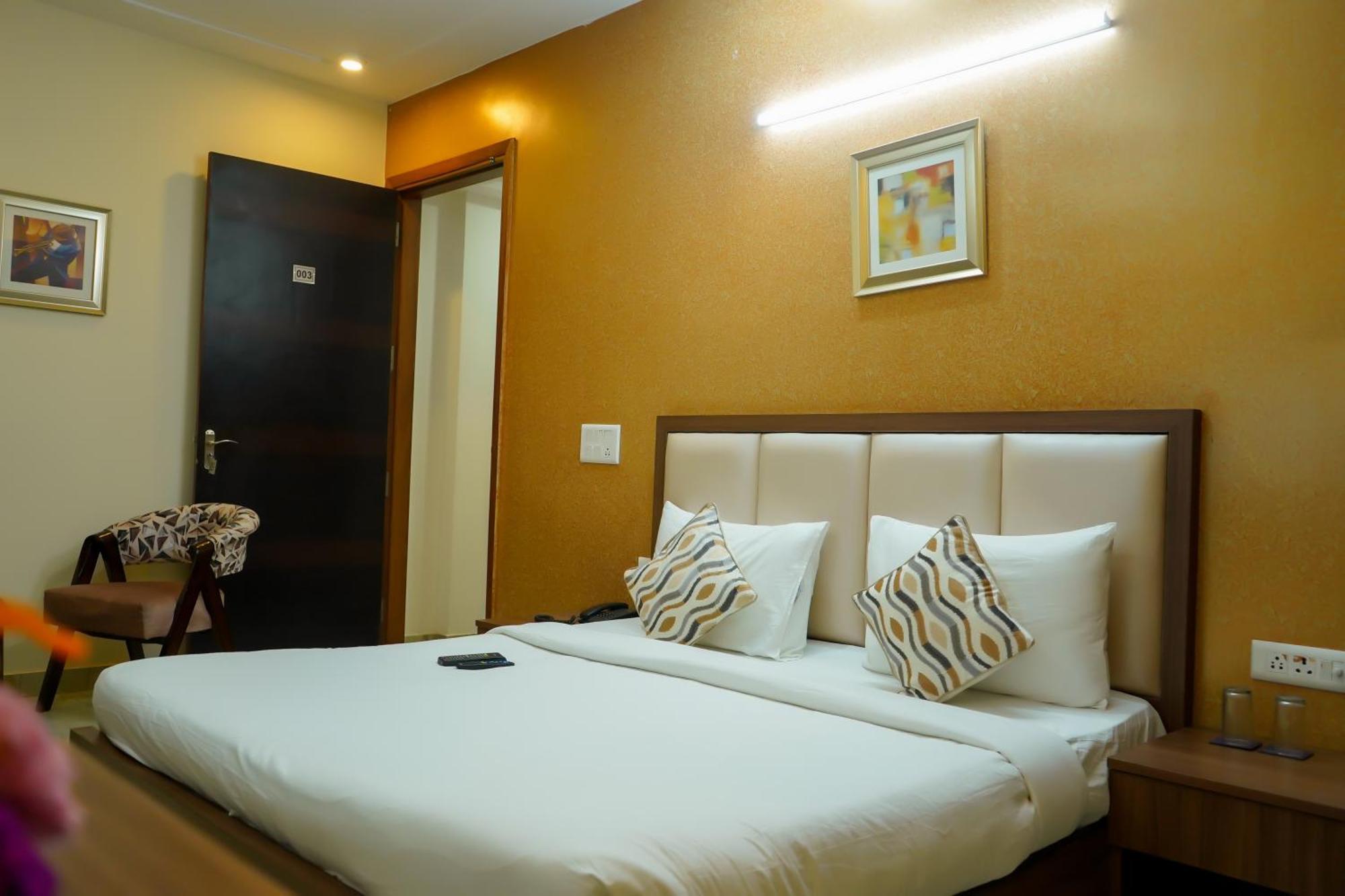 Hotel The Luxe 18 - Golf Course Road คูร์เคาน์ ภายนอก รูปภาพ