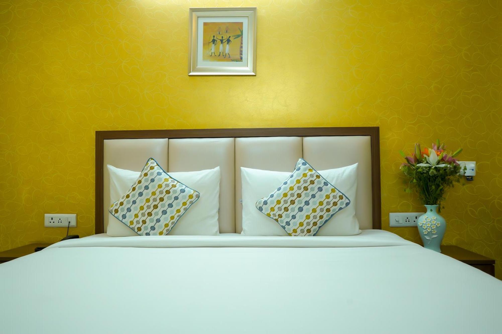 Hotel The Luxe 18 - Golf Course Road คูร์เคาน์ ภายนอก รูปภาพ