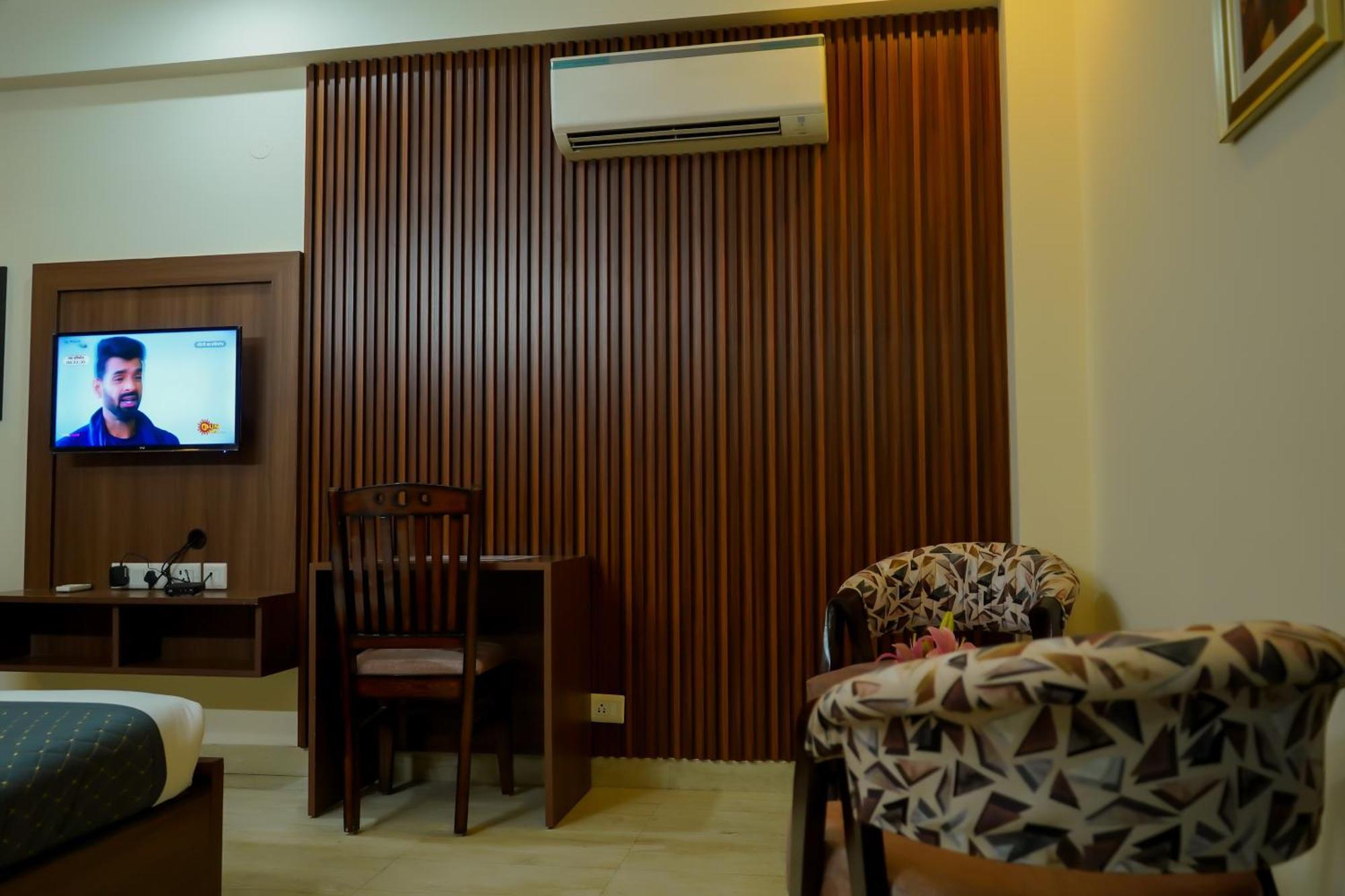 Hotel The Luxe 18 - Golf Course Road คูร์เคาน์ ภายนอก รูปภาพ