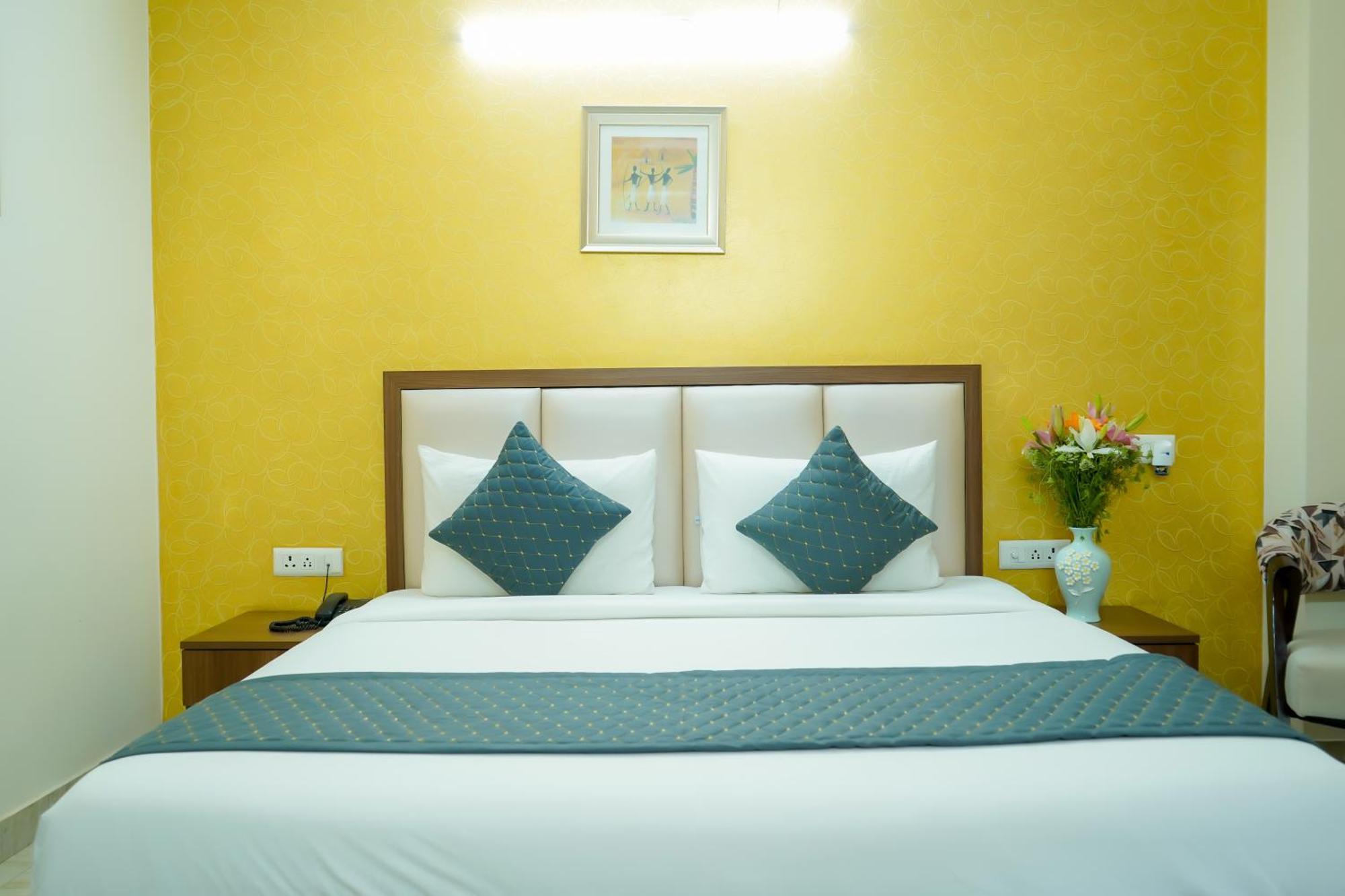 Hotel The Luxe 18 - Golf Course Road คูร์เคาน์ ภายนอก รูปภาพ
