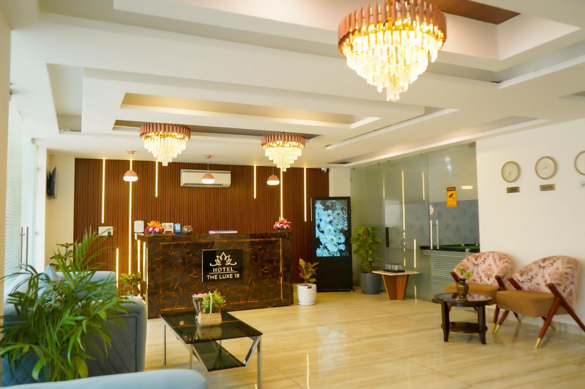 Hotel The Luxe 18 - Golf Course Road คูร์เคาน์ ภายนอก รูปภาพ