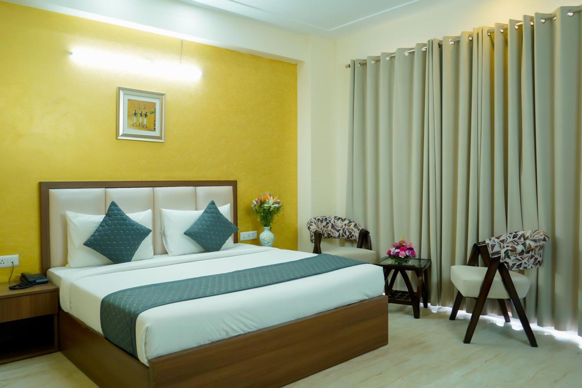 Hotel The Luxe 18 - Golf Course Road คูร์เคาน์ ภายนอก รูปภาพ