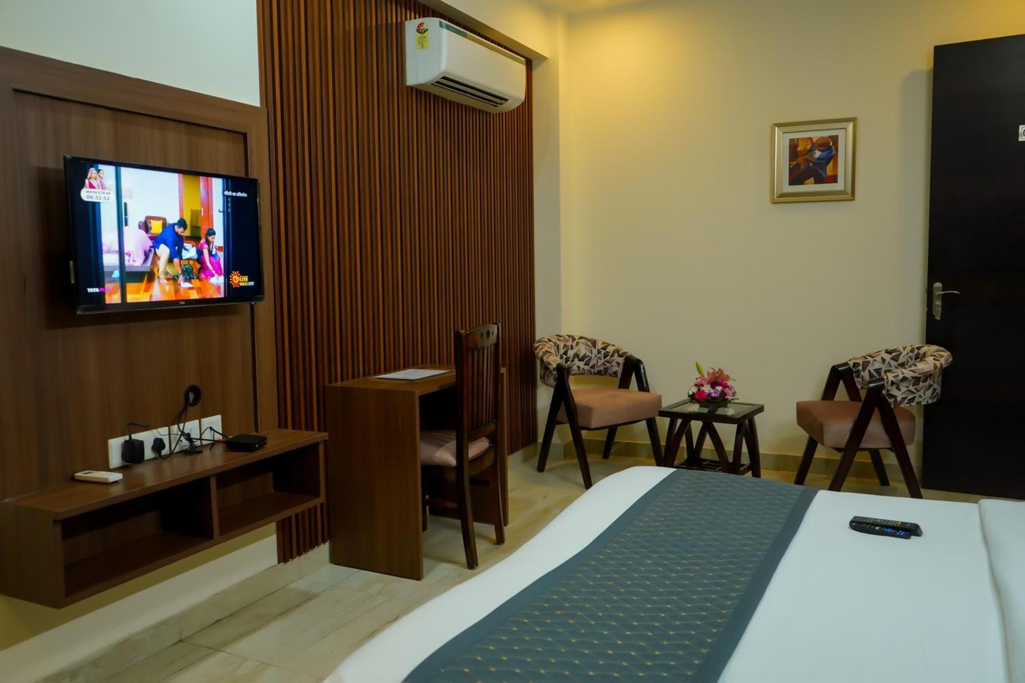 Hotel The Luxe 18 - Golf Course Road คูร์เคาน์ ภายนอก รูปภาพ