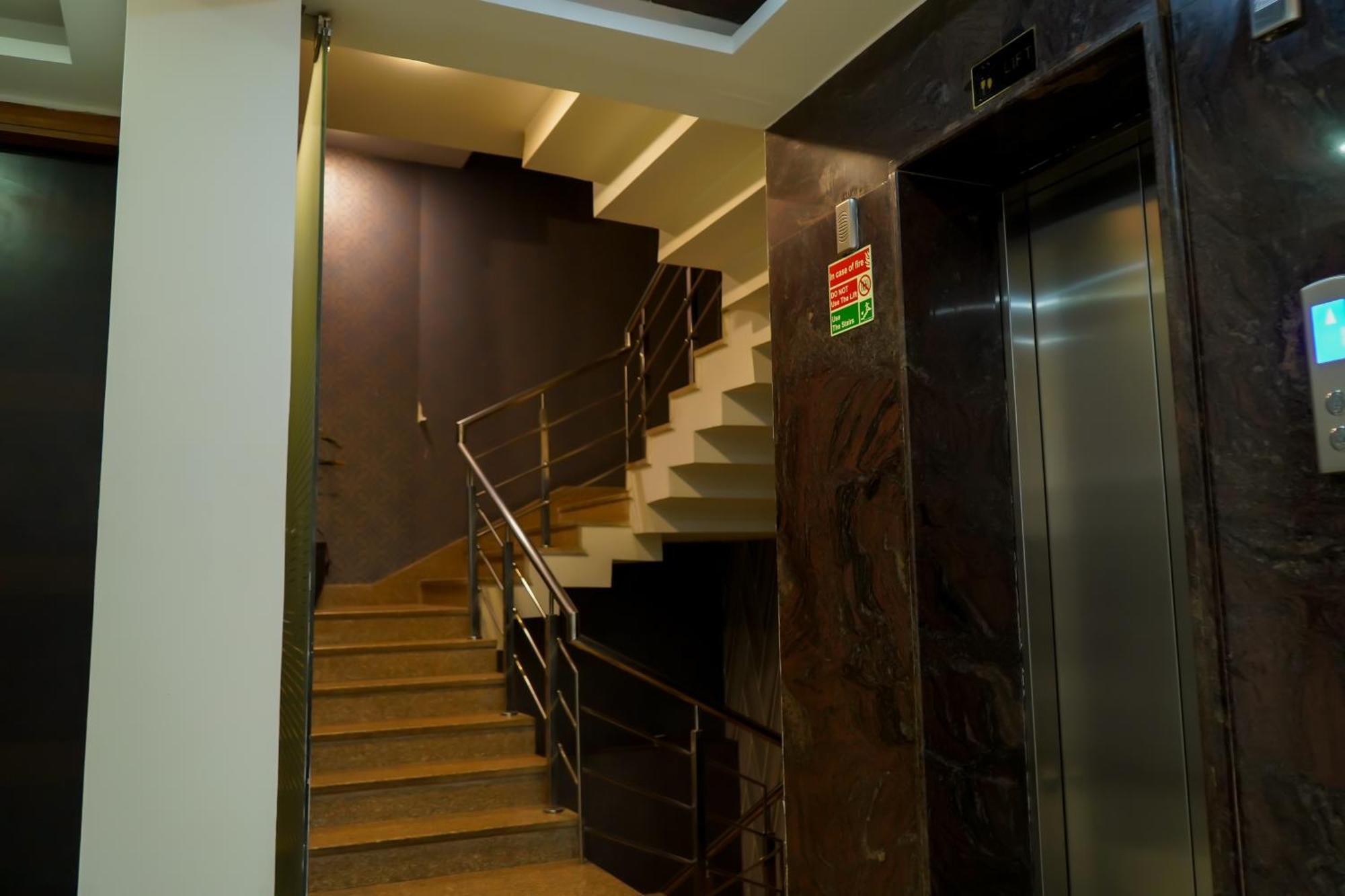 Hotel The Luxe 18 - Golf Course Road คูร์เคาน์ ภายนอก รูปภาพ
