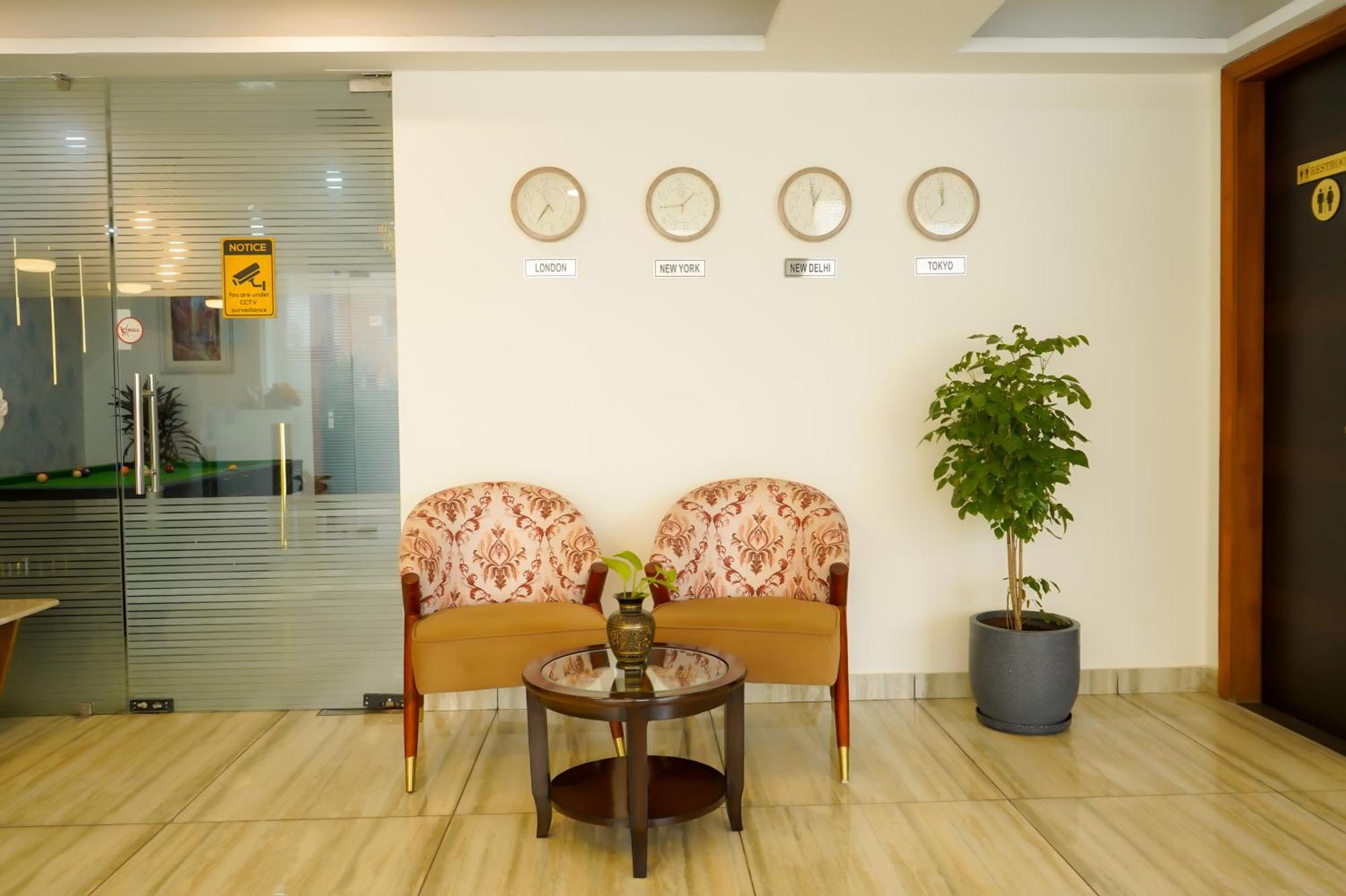 Hotel The Luxe 18 - Golf Course Road คูร์เคาน์ ภายนอก รูปภาพ
