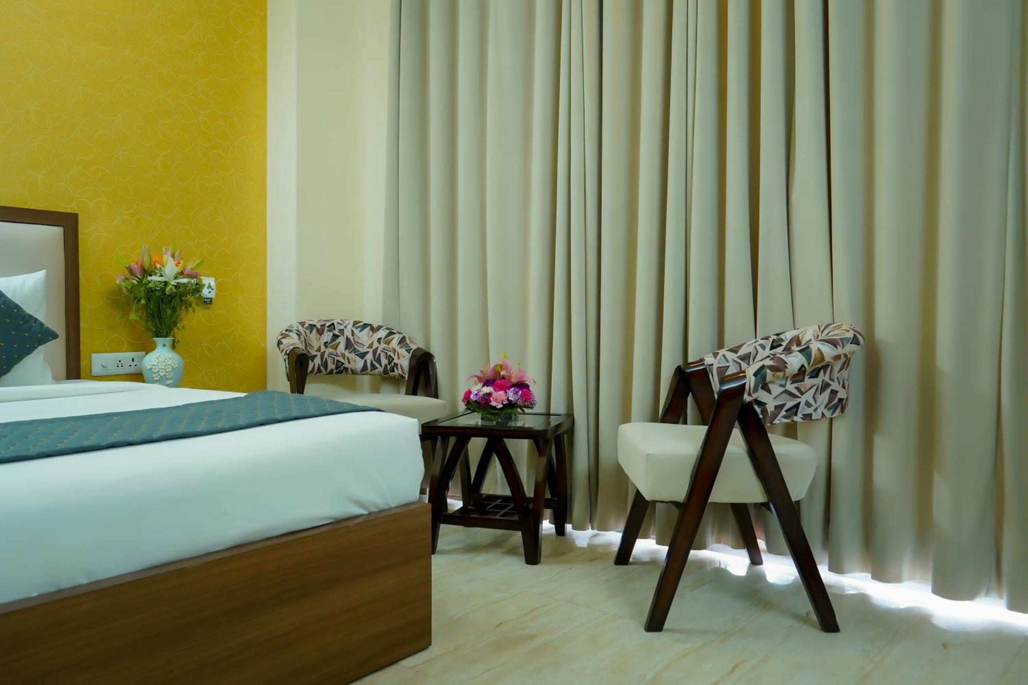 Hotel The Luxe 18 - Golf Course Road คูร์เคาน์ ภายนอก รูปภาพ