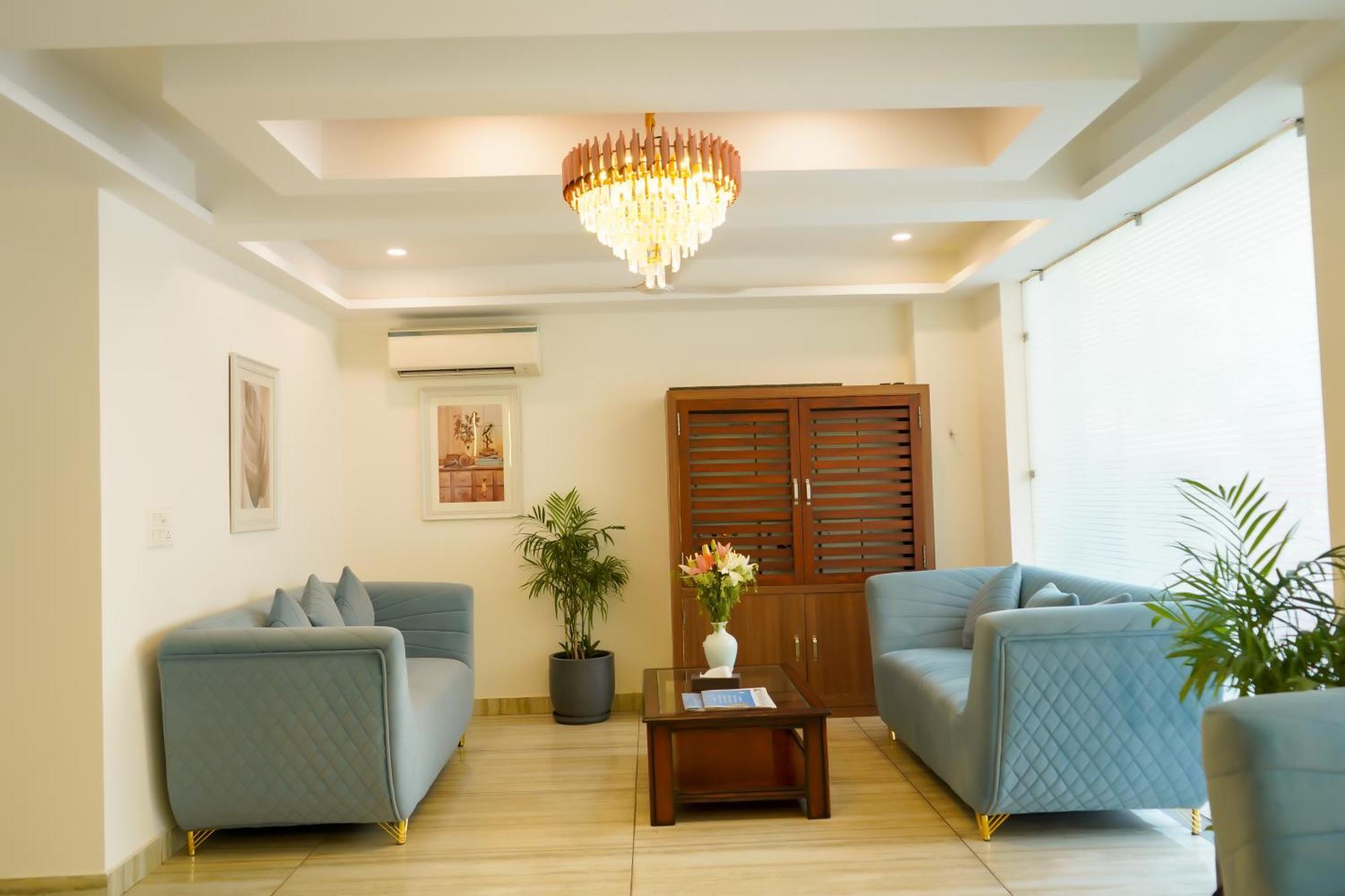 Hotel The Luxe 18 - Golf Course Road คูร์เคาน์ ภายนอก รูปภาพ