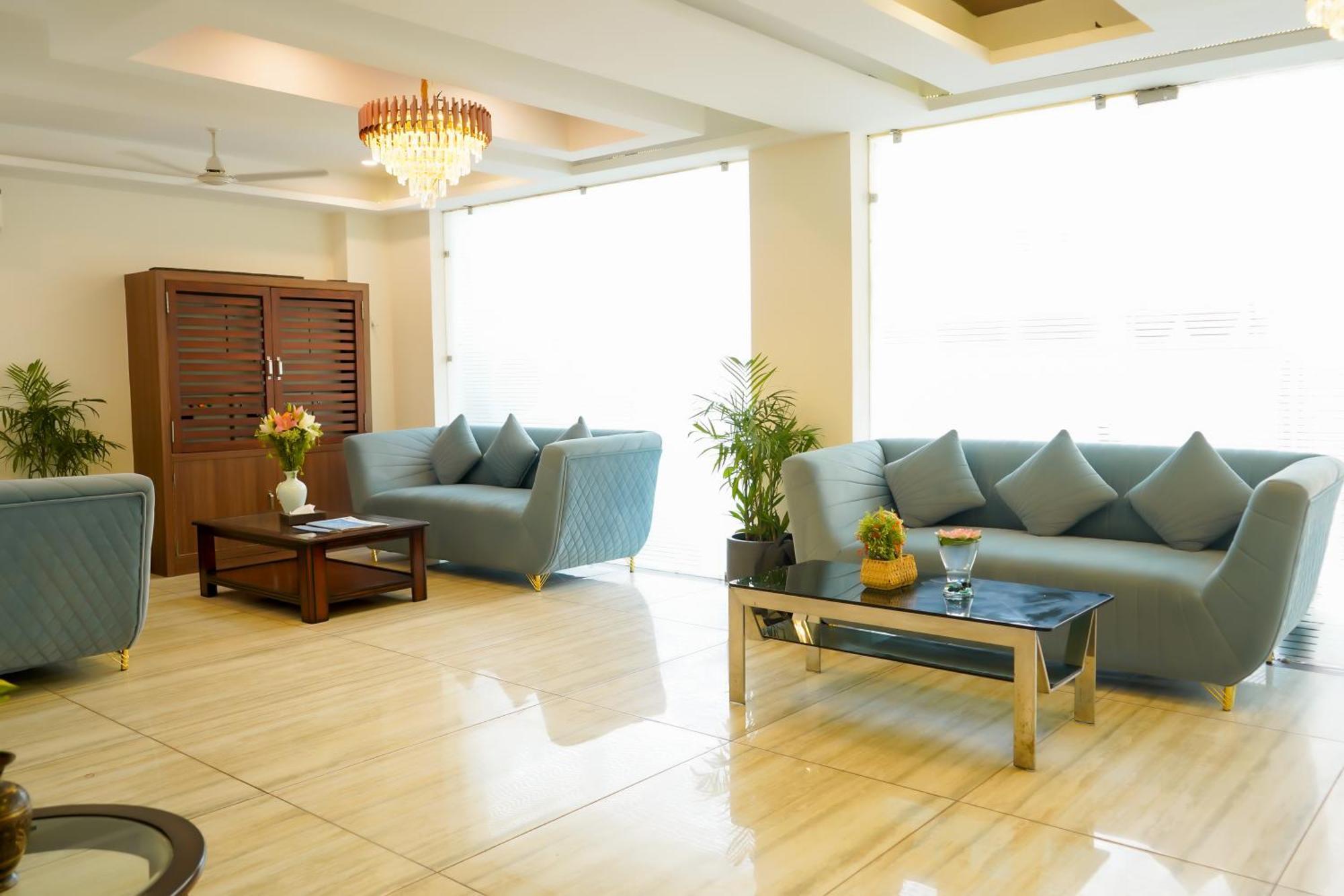 Hotel The Luxe 18 - Golf Course Road คูร์เคาน์ ภายนอก รูปภาพ