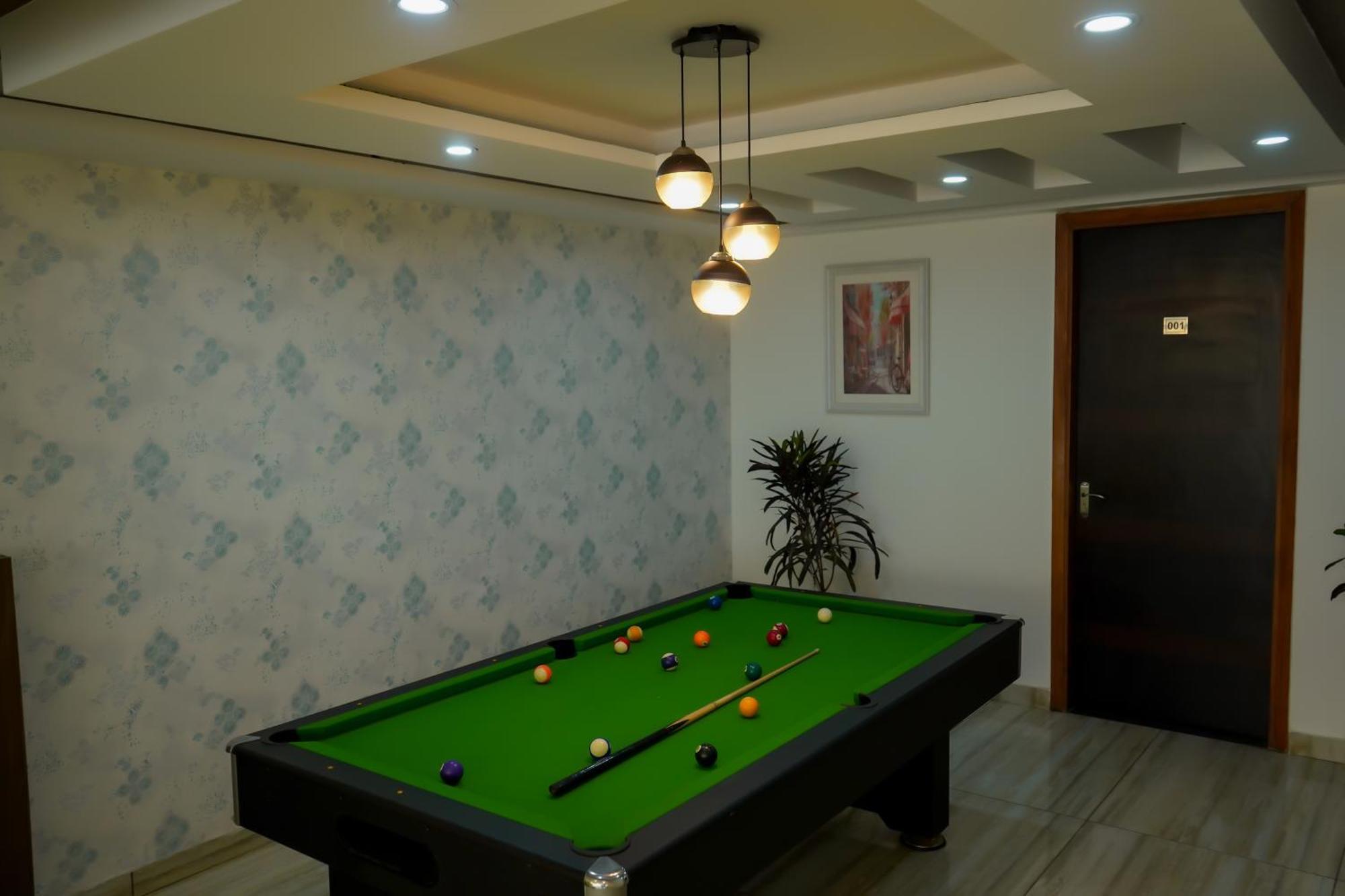 Hotel The Luxe 18 - Golf Course Road คูร์เคาน์ ภายนอก รูปภาพ
