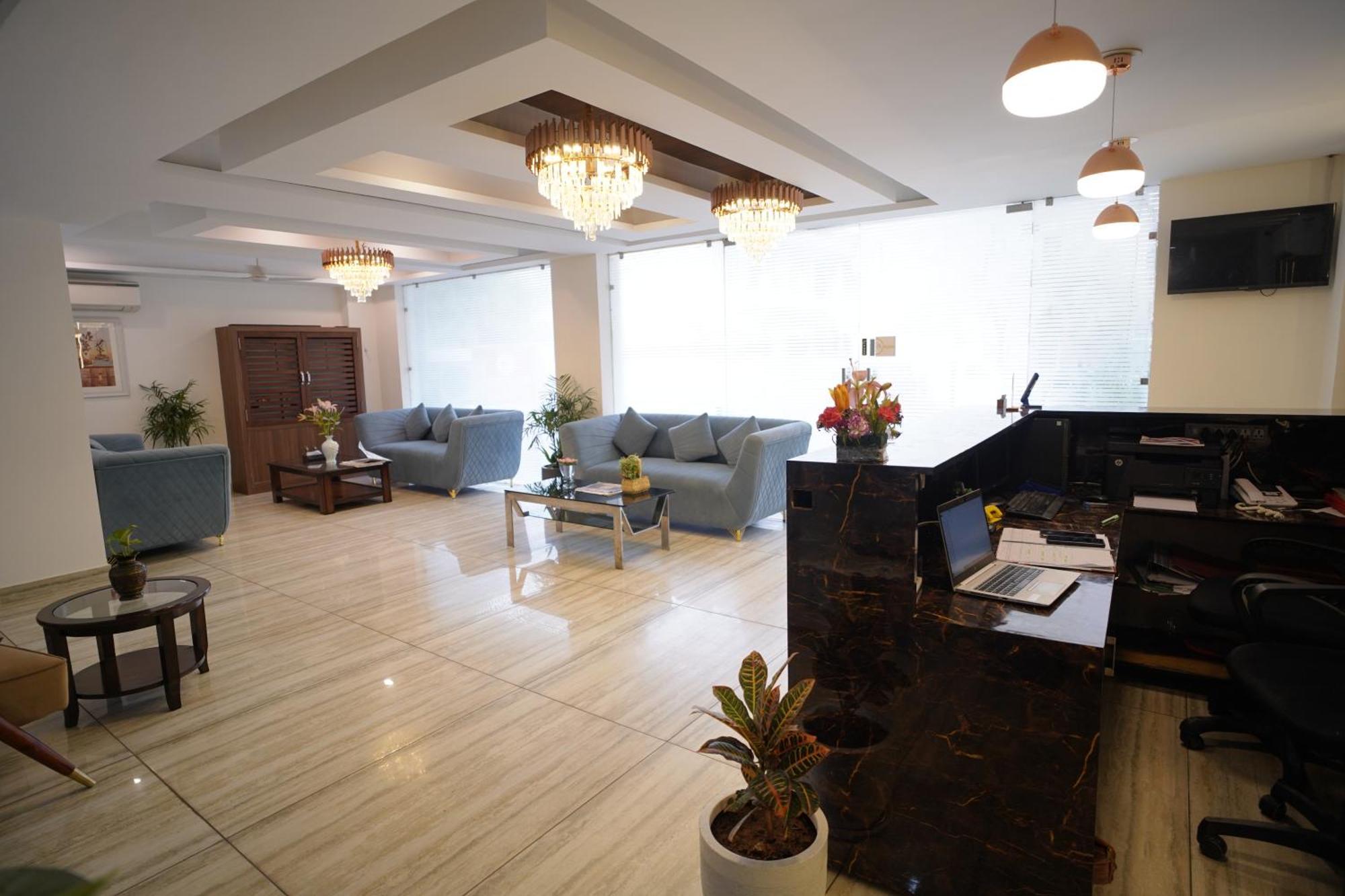 Hotel The Luxe 18 - Golf Course Road คูร์เคาน์ ภายนอก รูปภาพ