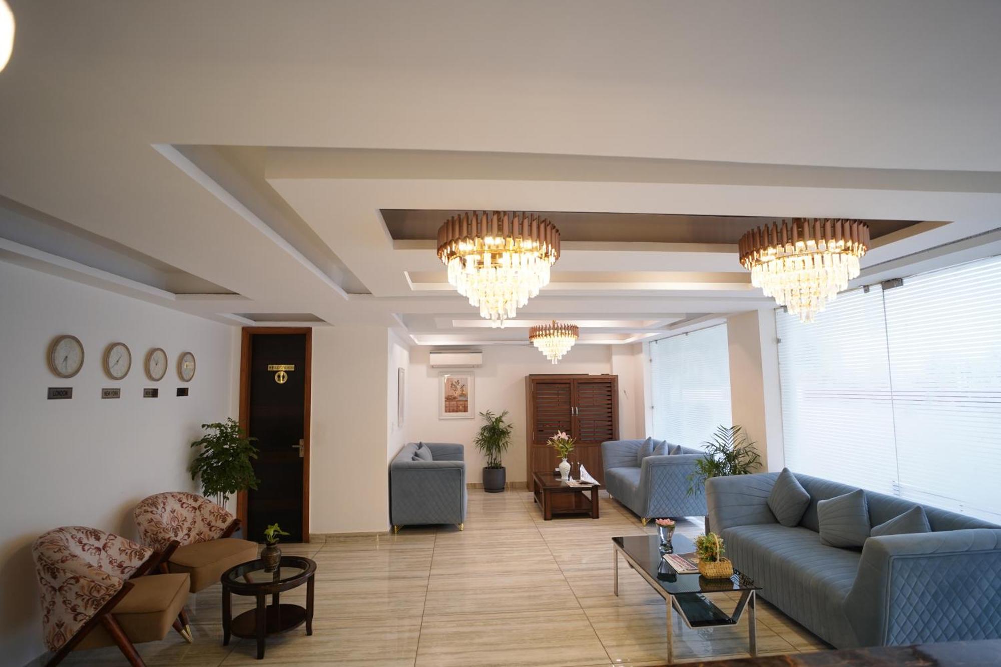 Hotel The Luxe 18 - Golf Course Road คูร์เคาน์ ภายนอก รูปภาพ